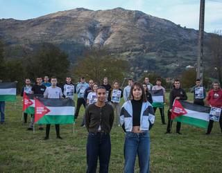 Hamalau eragilek eta ehunka norbanakok egin dute bat Palestinako erresistentziaren aldeko mendi erronkarekin