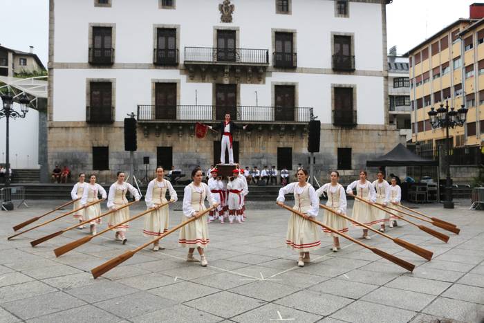 Sahatsak dantza emanaldia eskainiko du igandean, plazan