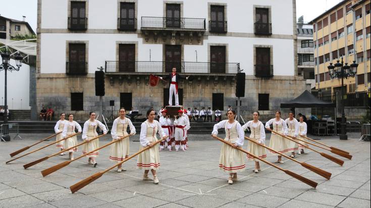 Sahatsak dantza emanaldia eskainiko du igandean, plazan