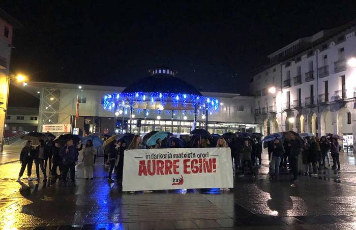 Bilboko hilketa matxista "gogor" salatu du Urola Erdiko Itaiak plazan