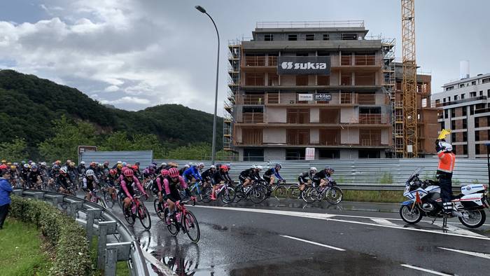 Tropelean igaro da Itzulia Zumaiatik