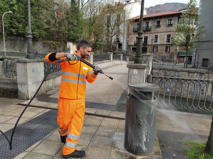 Egunero desinfektatzen dituzte kaleak eta hiri altzariak