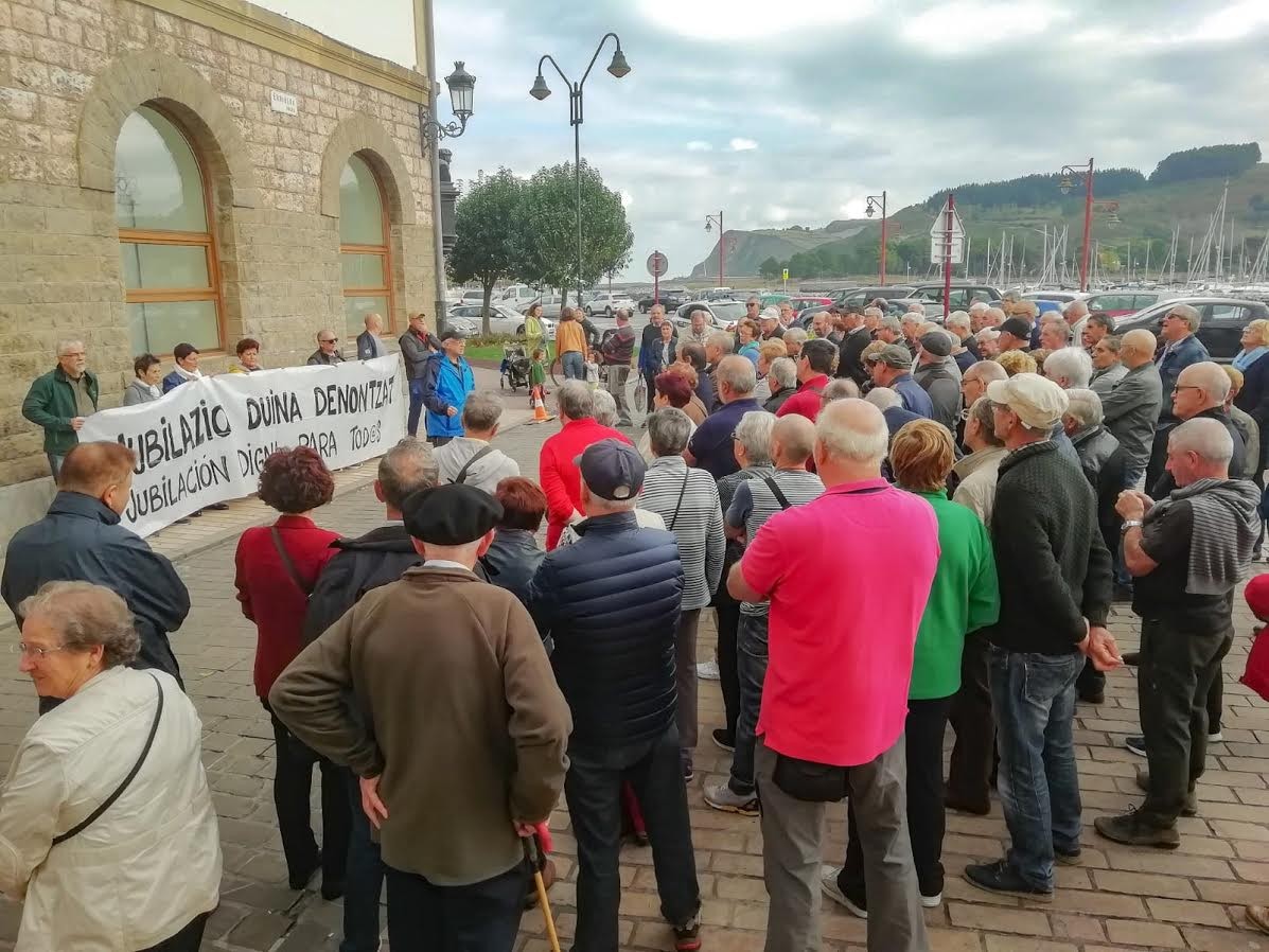 Pentsio duinak eskatzeko elkarretaratu dira gaur ere herriko pentsiodunak