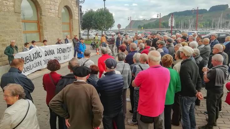 Pentsio duinak eskatzeko elkarretaratu dira gaur ere herriko pentsiodunak