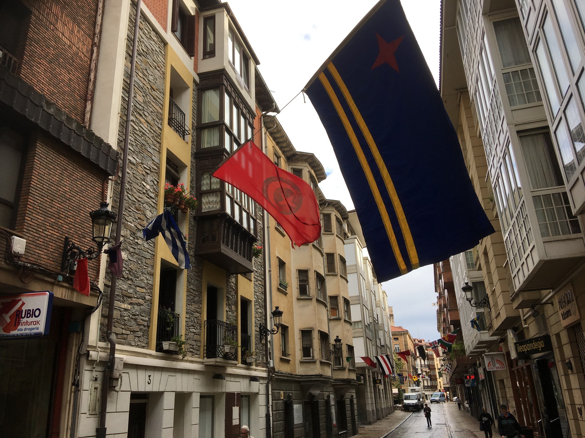 Bandera batzuk kenduta agertu dira