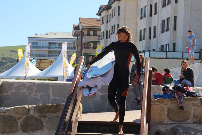 ARGAZKI GALERIA: Gaur goizean abiatu dute emakume surflariek Pro Zarautz txapelketa