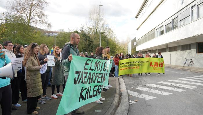 Kaleratzeak salatu eta langileen antolatzeko eskubidea aldarrikatu dituzte Elmubasen