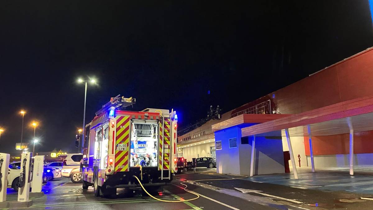 Sute txiki bat izan da Azkoitiko supermekatu baten teilatuan