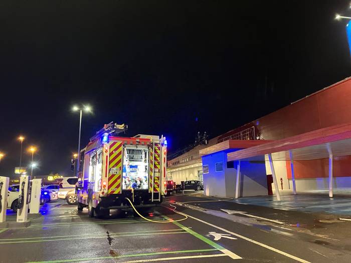 Sute txiki bat izan da Azkoitiko supermekatu baten teilatuan