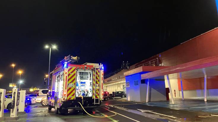 Sute txiki bat izan da Azkoitiko supermekatu baten teilatuan