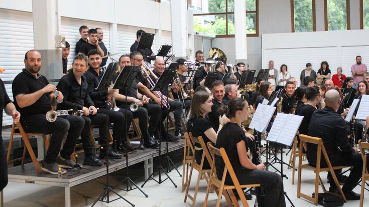 Arratsalde euritsu baterako plan ezin hobea izan da Musika Bandaren kontzertua