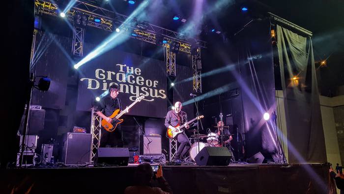 The Grace of Dionysusen rock dosia, larunbat gaua girotzeko