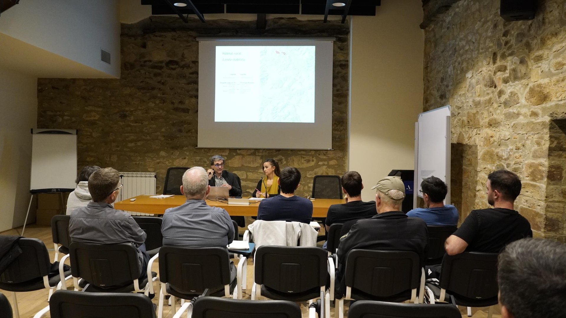 Dozena bat lagun bildu dira Urola Kostako lurralde plana ezagutzeko saioan