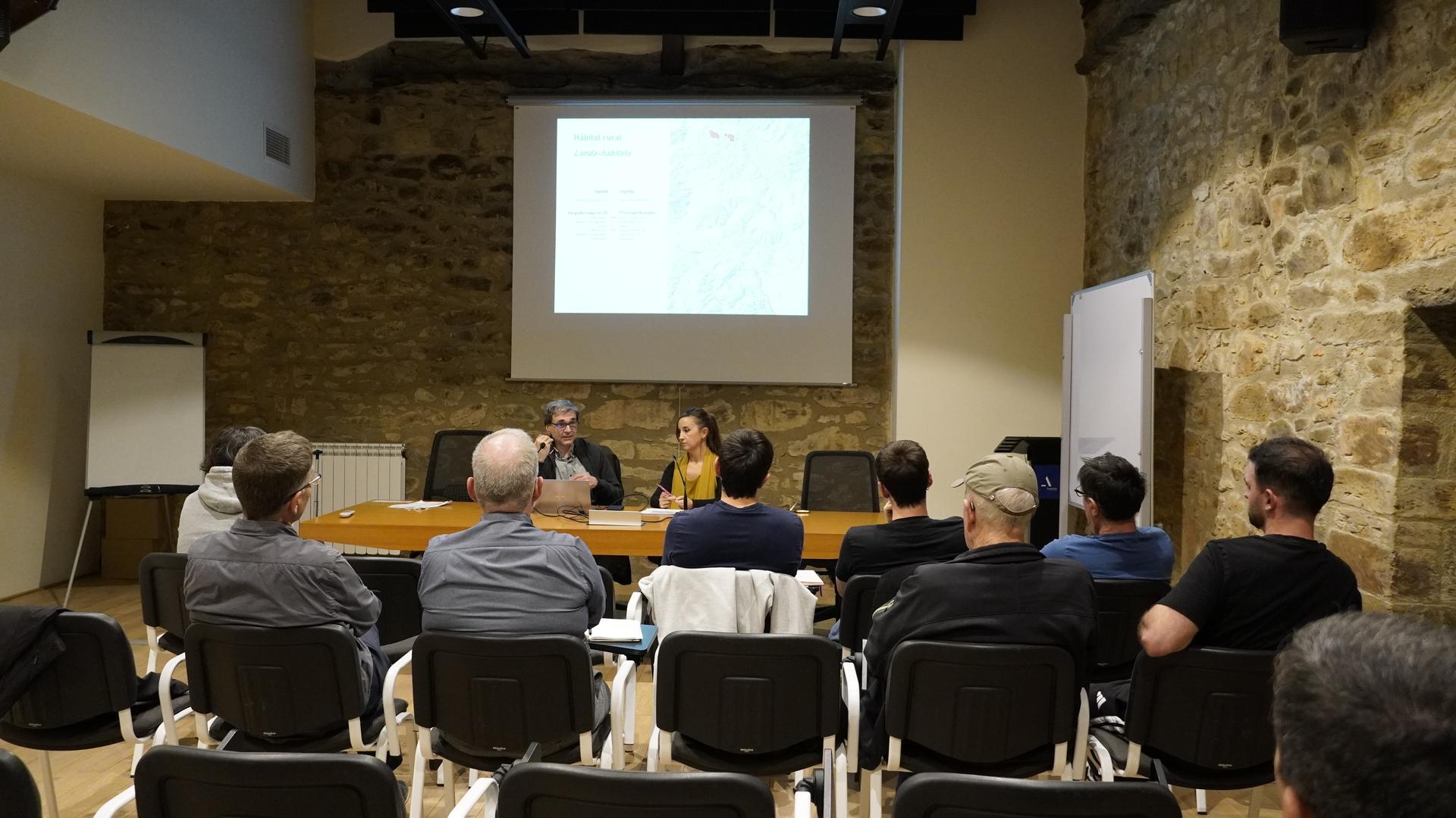 Dozena bat lagun bildu dira Urola Kostako lurralde plana ezagutzeko saioan