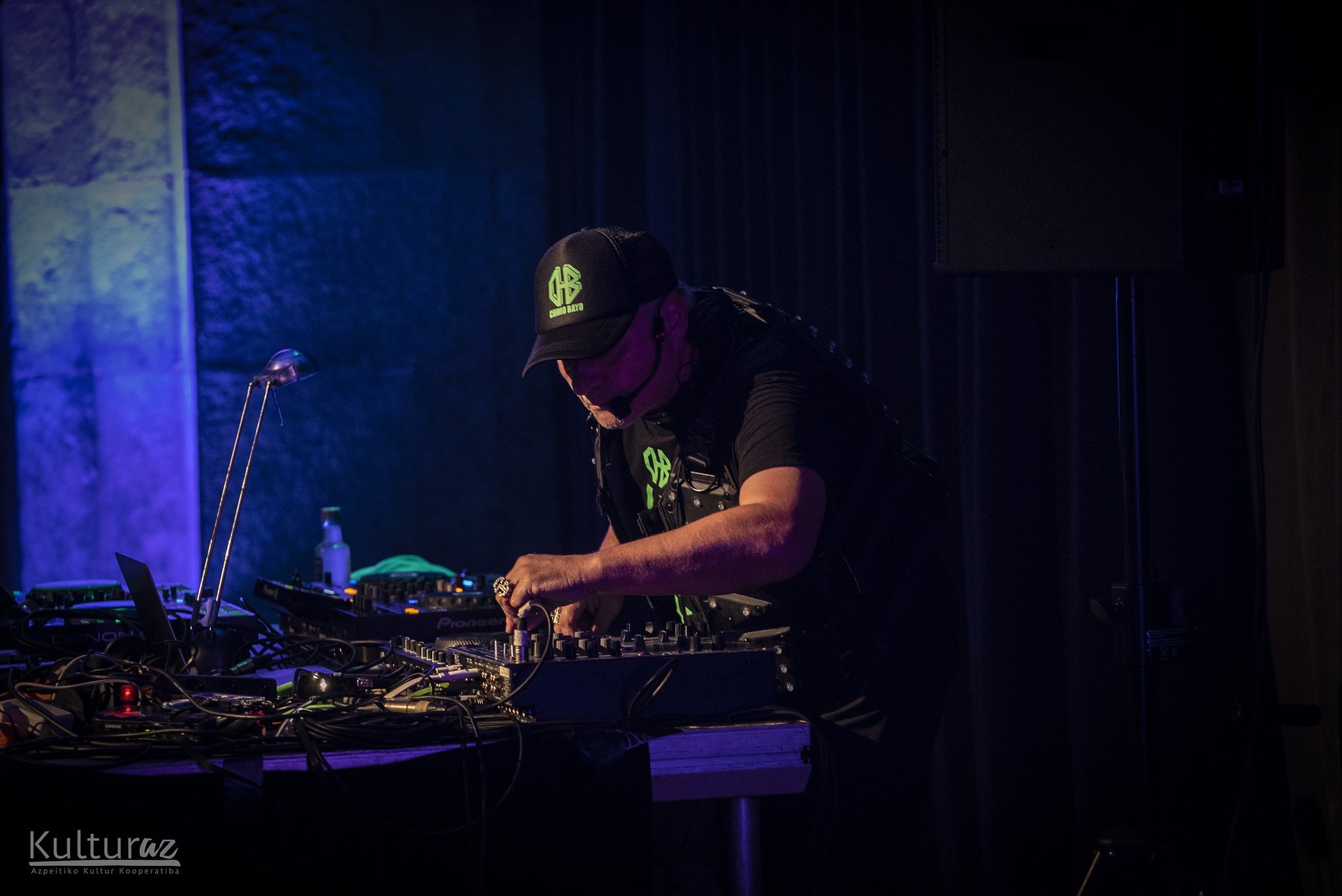 Larunbatean hainbat DJ igo ziren Sanagustin kulturguneko oholtzara