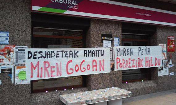 Miren Peñaren heriotza salatzeko elkarretaratzea deitu dute Azpeitiko Laboral Kutxaren aurrean