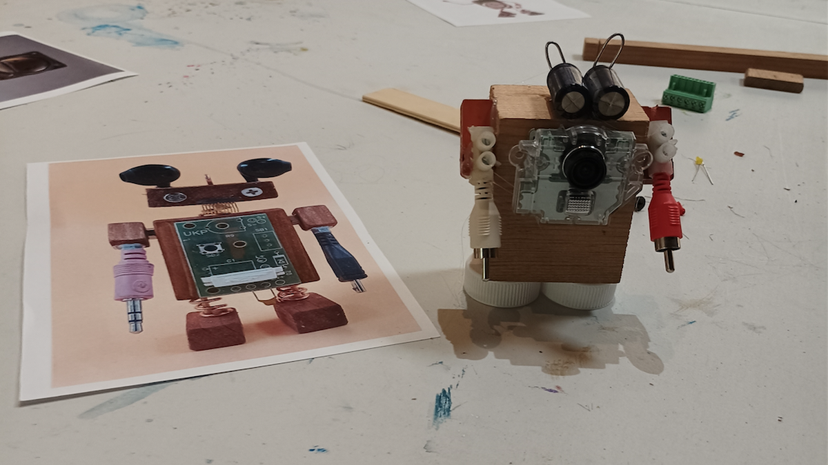 Hondakin elektronikoak berrerabilita robotak egin dituzte Ekoetxean