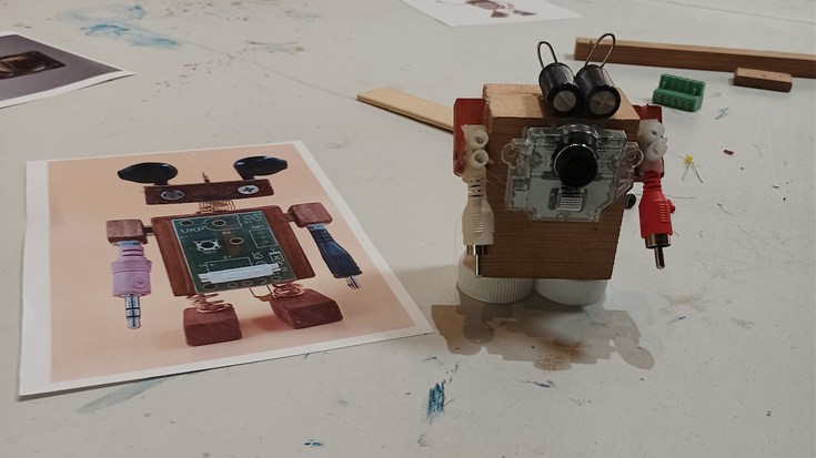 Hondakin elektronikoak berrerabilita robotak egin dituzte Ekoetxean