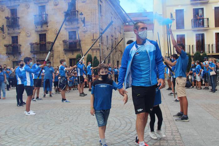 Zaleek ongietorria egin diete Enbatako arraunlariei gaur arratsaldean