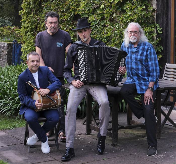 Musika tradizionalaren sustraiei aurre eginez