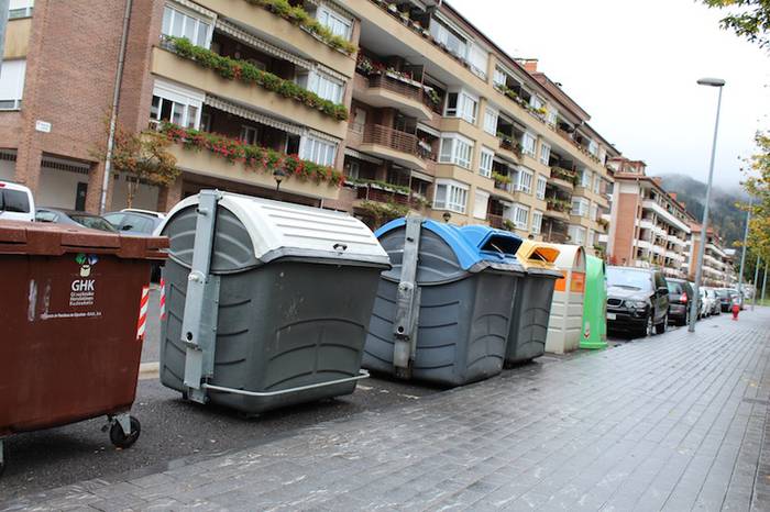 Bosgarren edukiontzi bidezko sistema jartzea onartu du Azkoitiko Udalbatzak