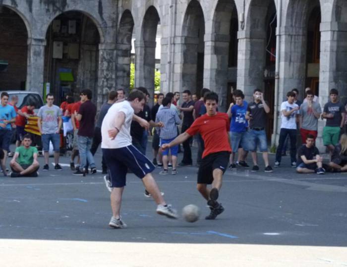 Sarek antolatutako futbito txapelketaren finalak jokatuko dituzte zapatuan, plazan