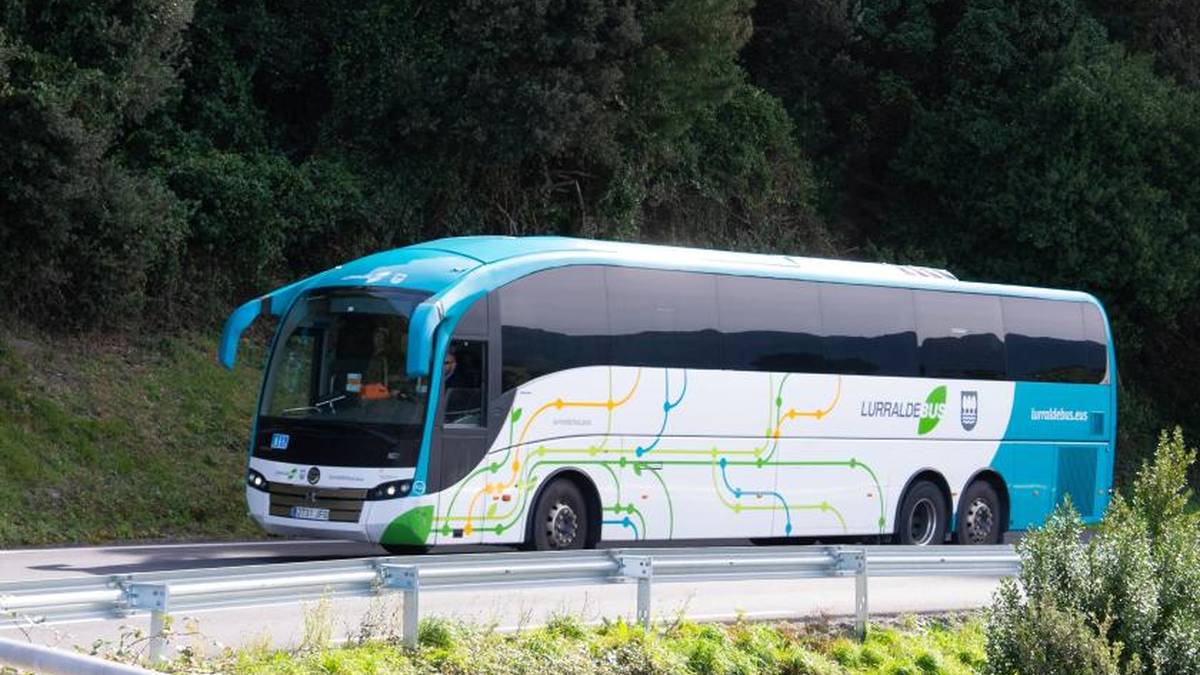 Aiako Udalak eta aldundiak atzera egin dute, eta aiarrek aurreko autobus ordutegia berreskuratuko dute