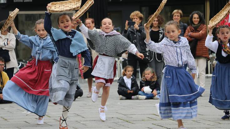 Dantzari txikiek herriko kaleak girotu dituzte