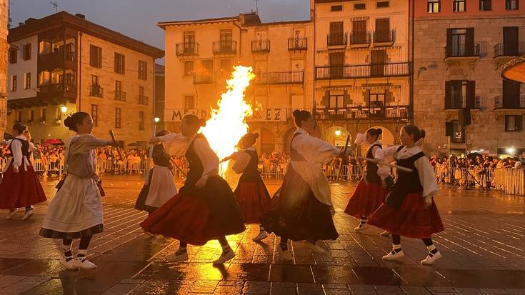 Suaren bueltan dantzan ospatu dute San Joan bezpera Azpeitiko plazan