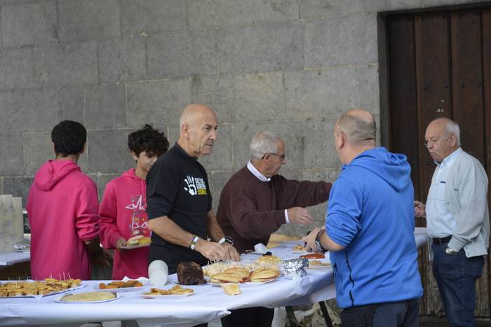 Hitzordua: Solidaritate pintxoa eta bigarren eskuko denda