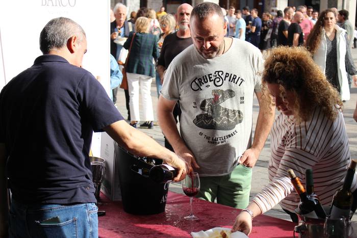 Ardoa eta txorizo egosia, primerako osagaiak festarako