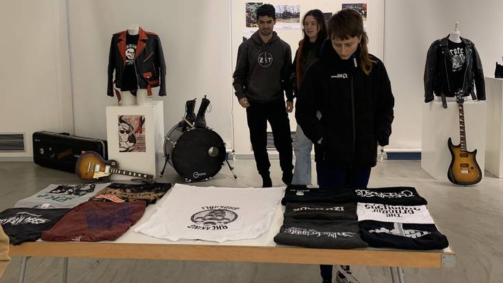 Kontzertu akustikoak izango dira gaur arratsaldean Oxforden, Dardararen erakusketarekin batera