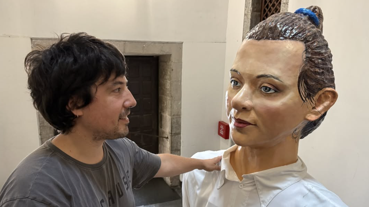 Estreinakoz festara ateratzeko pronto dago emakume pilotari erraldoia