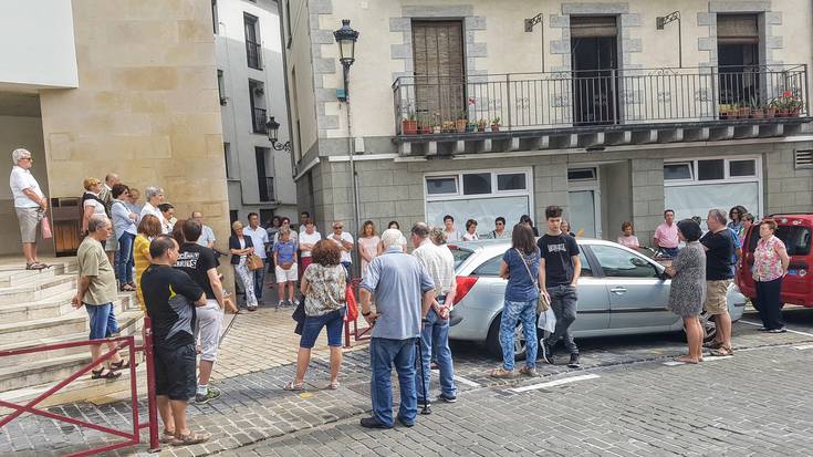 Bartzelonako eta Cambrilseko eraso terroristak gaitzesteko elkarretaratzea egin da