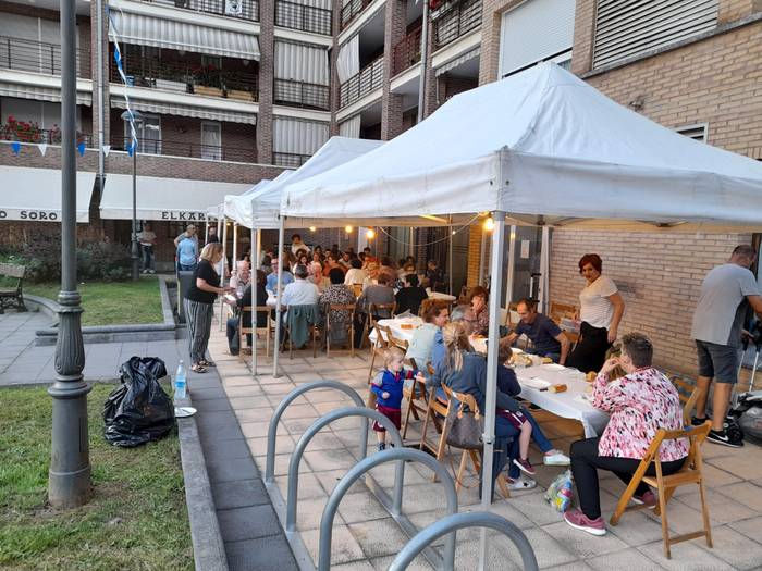 Behar bezala agurtu dituzte festak Azpeitiko Damaso Azkue auzunean