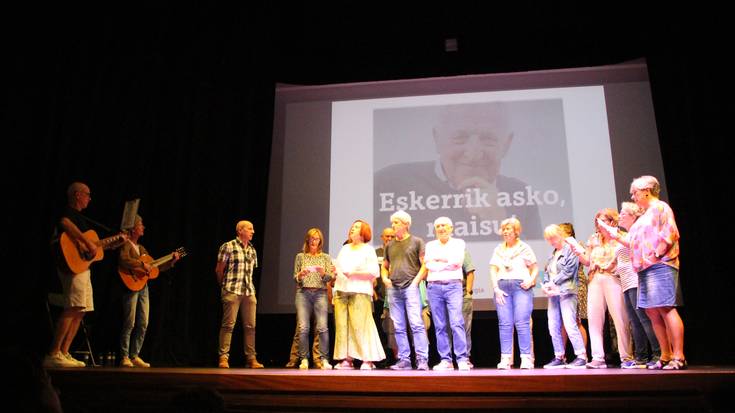 Ikastolako ikasle ohiak Anjel Lertxundiri kantuan