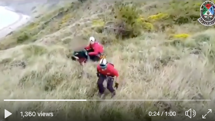 Itsasgorak harraldean harrapatutako familia bat atera zuten atzo larrialdi zerbitzuek