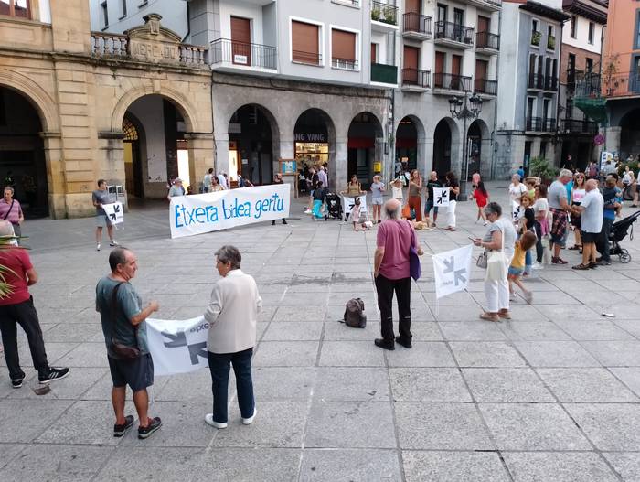 Euskal presoen eta iheslarien eskubideen alde elkartu dira plazan