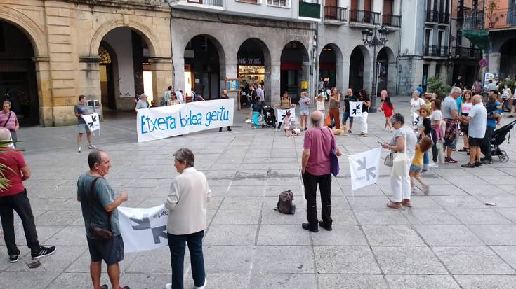 Euskal presoen eta iheslarien eskubideen alde elkartu dira plazan