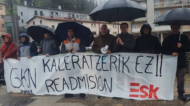 Kaleratutako langilea berriz hartzeko eskatu dute GKN enpresako zenbait langilek