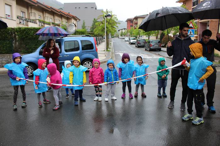 IRUDI BILDUMA: Giro lardatsari aurre egin eta majo gozatu dute gaztetxoek Aizarnazabalgo Samiel Txiki jaien azken egunean