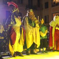 Errege Magoen desfilea