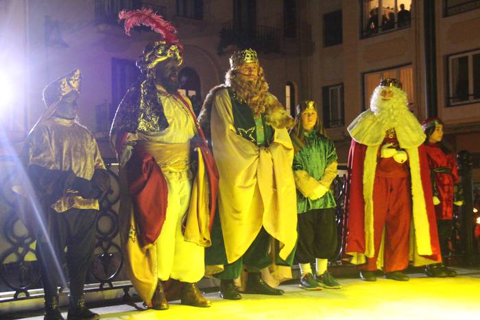 Errege Magoen desfilea