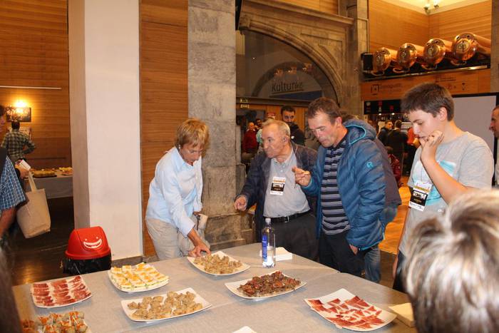 ARGAZKI BILDUMA: Kontzertu gastronomikoa eskaini zuten atzo Azpeitian, Tuba Jaialdiaren barruan