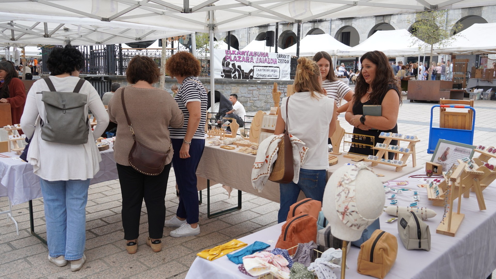 Artisau Azokarekin, eskuz egindako artelanek eta produktuek jantzi dute gaur plaza