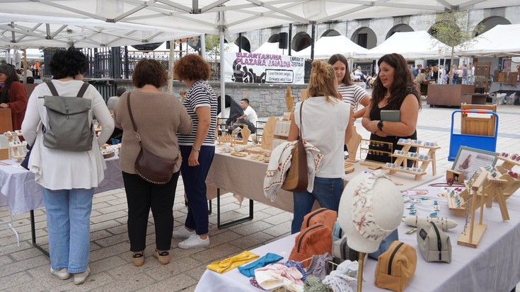 Artisau Azokarekin, eskuz egindako artelanek eta produktuek jantzi dute gaur plaza