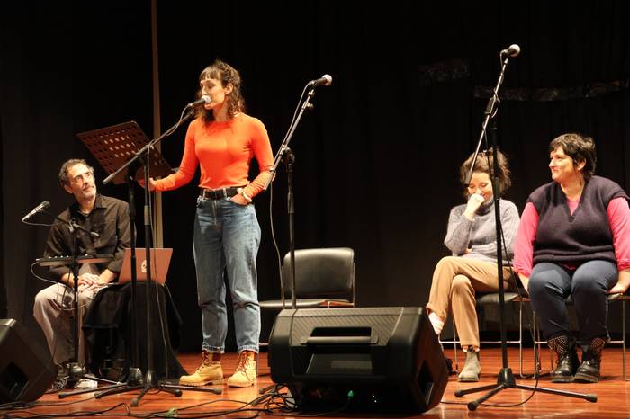 Uxue Alberdi: "Liburuko kontakizun gehienak entzuteko istorio aproposak dira"