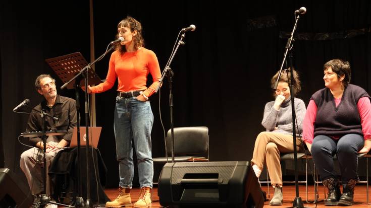 Uxue Alberdi: "Liburuko kontakizun gehienak entzuteko istorio aproposak dira"
