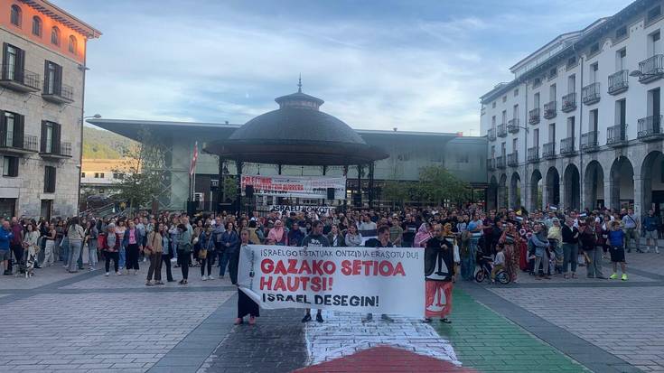Jendetza batu du plazan Palestinaren aldeko elkarretaratzeak