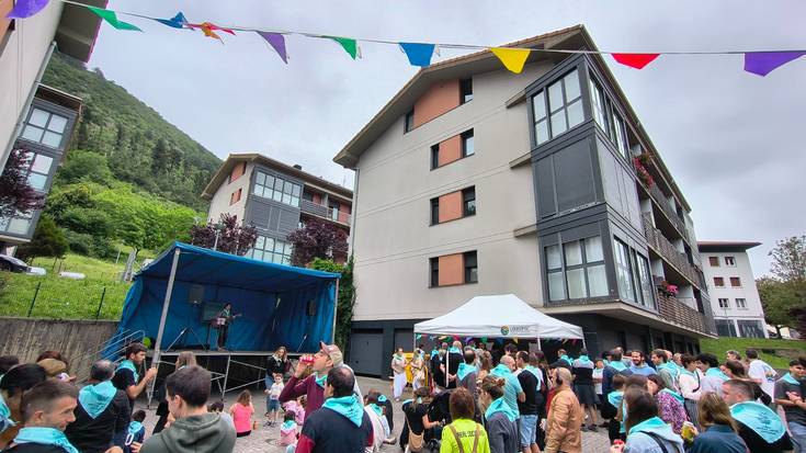 Giro ederrean ari dira ospatzen Arteaga auzoko festak